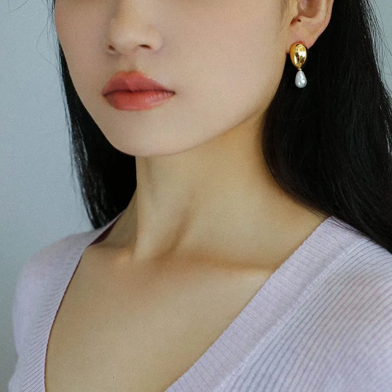 Effortlessly Stylish: Asymmetrical Metal and Pearl Earrings