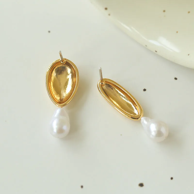 Effortlessly Stylish: Asymmetrical Metal and Pearl Earrings