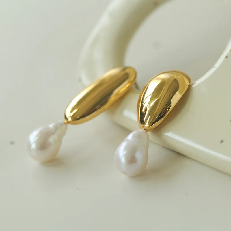 Effortlessly Stylish: Asymmetrical Metal and Pearl Earrings