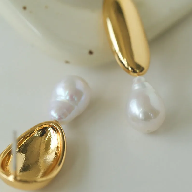 Effortlessly Stylish: Asymmetrical Metal and Pearl Earrings