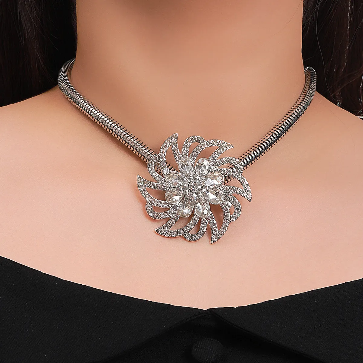 Zircon Hollow Flower Collarbone Chain Necklace with European and American Design